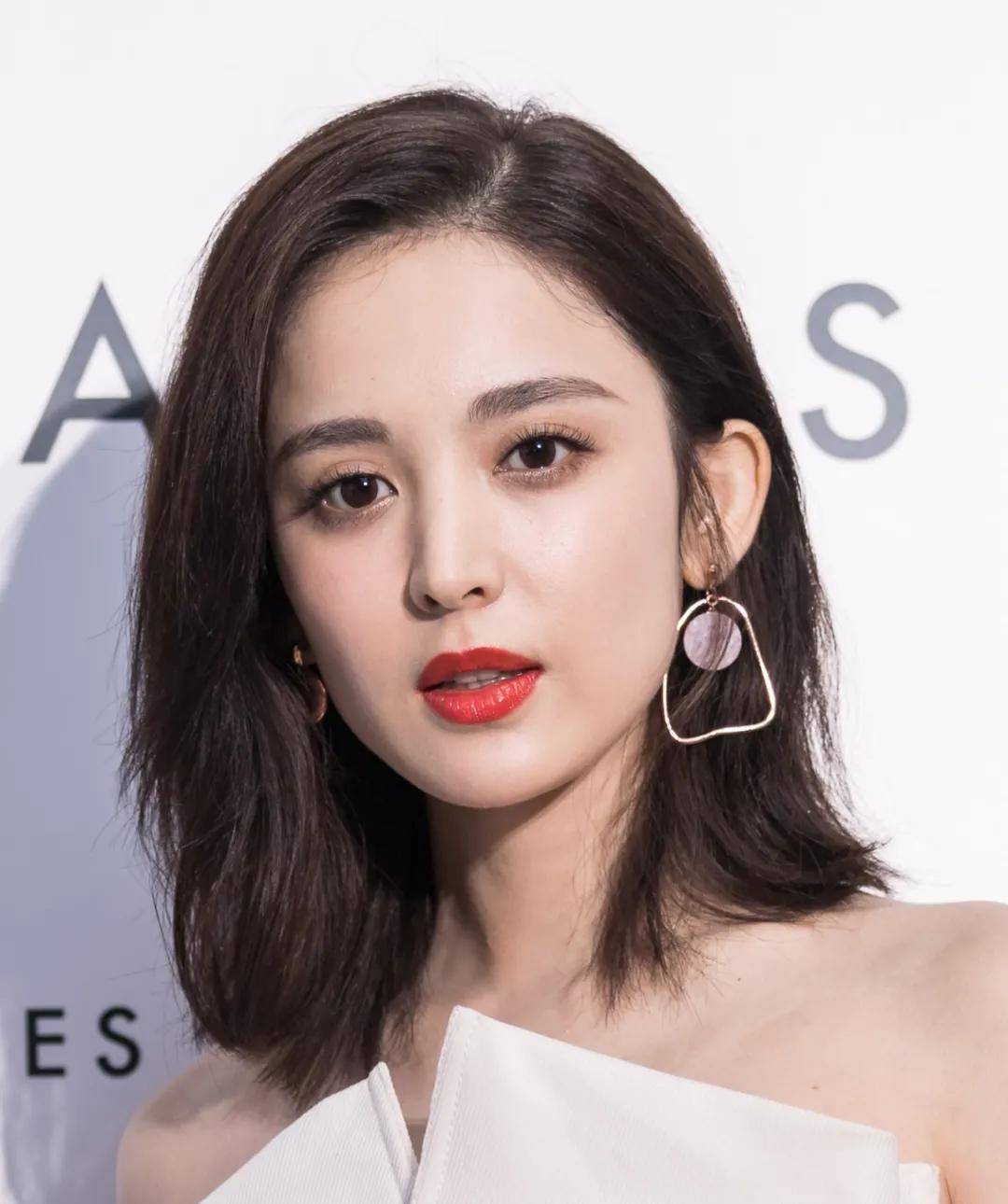 演技|娜扎新剧还没开播就被评“毁容式演技”，顶级皮相也撑不起这呆度200%的动态？