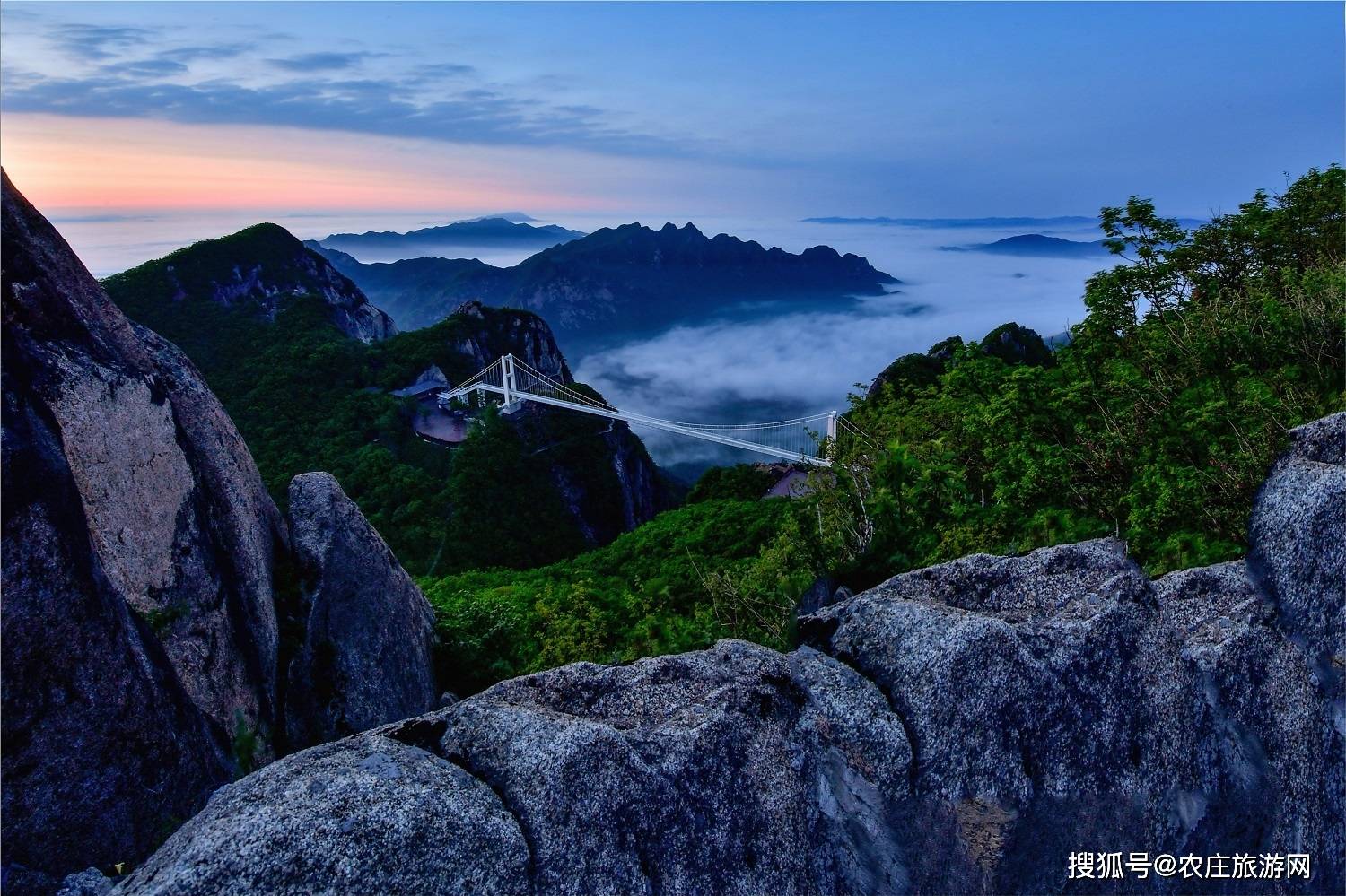 正文辽宁丹东疫情防控要求 雨后清晨,辽宁丹东凤凰山上,霞光掩映,云海