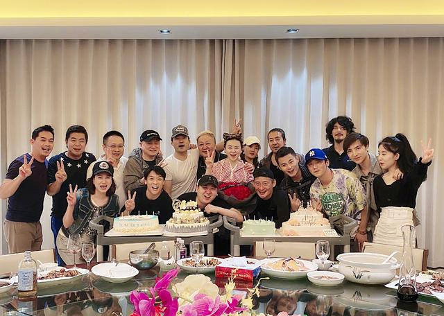 名表|翁虹52岁生日老公送浪漫，名表、手镯显奢华，戴仨戒指不麻烦？