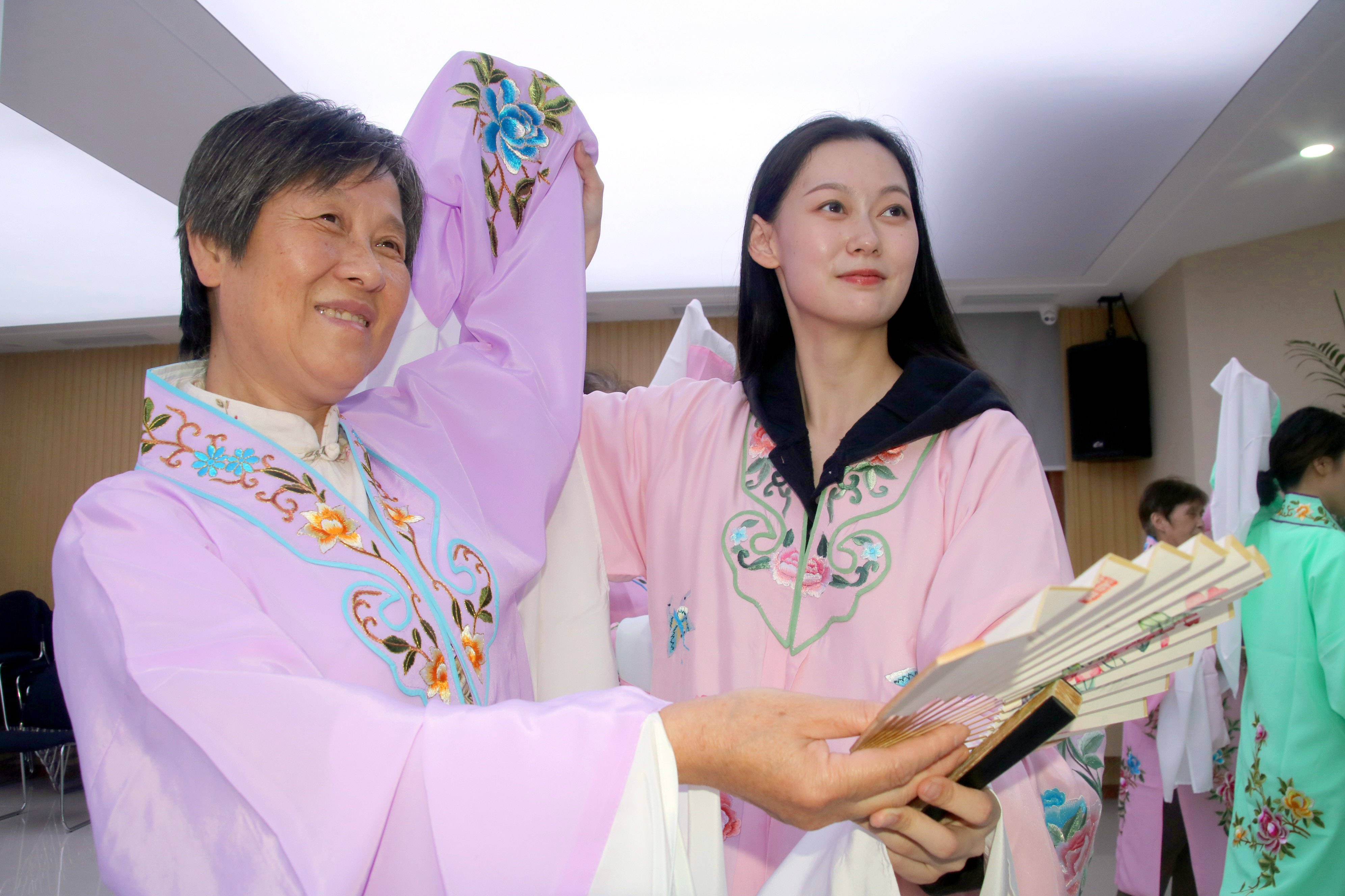 苏州学士社区和吴门扇艺联合开展学习昆曲艺术弘扬传统文化活动
