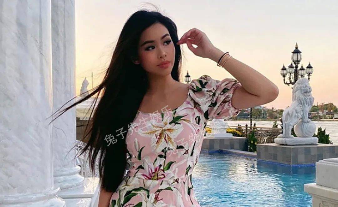 越南|24岁越南亿万千金穿黑裙秀美腿，身后豪宅抢镜，比哥哥受宠就是壕