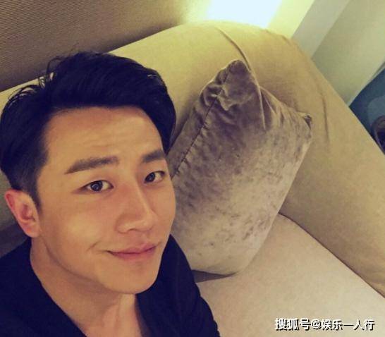 书法|带你参观黄轩的豪宅，在家会弹吉他练书法，生活太书香气息了