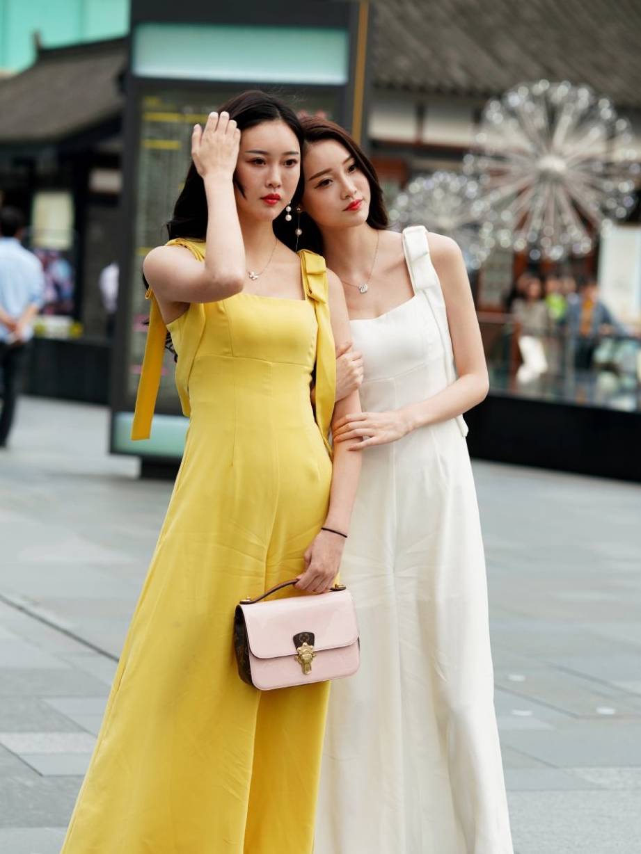 时尚|好闺蜜,时尚风格要保持一致,跃然街头视觉美才会翻倍!