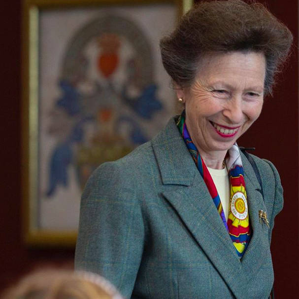 王后范|卡米拉有未来王后范？穿格子半裙气场全开，奈何被长公主抢了风头