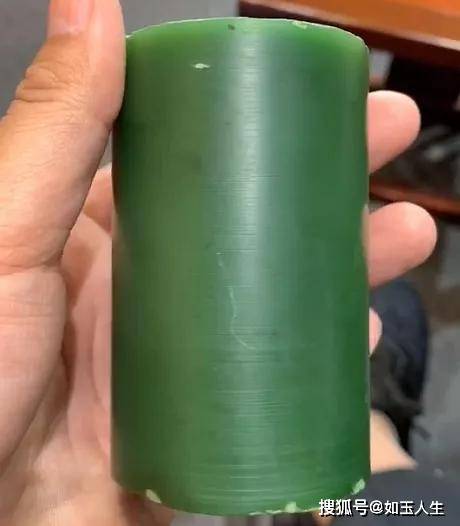 目前和田玉碧玉尤以俄罗斯的表现最为优秀,市场统称为俄碧.