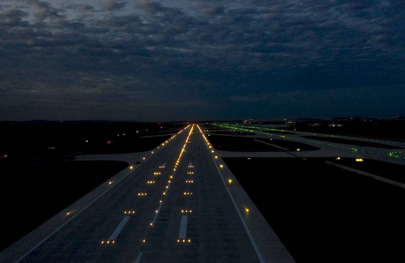 新机场亮灯成都天府国际机场西一跑道完工助航灯光亮灯