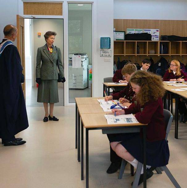 王后范|卡米拉有未来王后范？穿格子半裙气场全开，奈何被长公主抢了风头