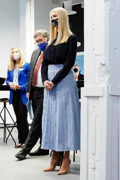 身材|伊万卡“同色系”造型却翻车，“沙漏型”身材变直筒，高级感不再