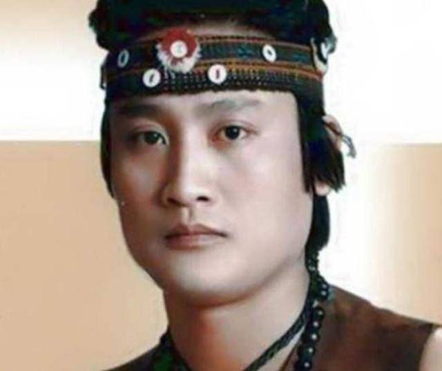 凭春晚走红，因意外摔成智障，生活不能自理，