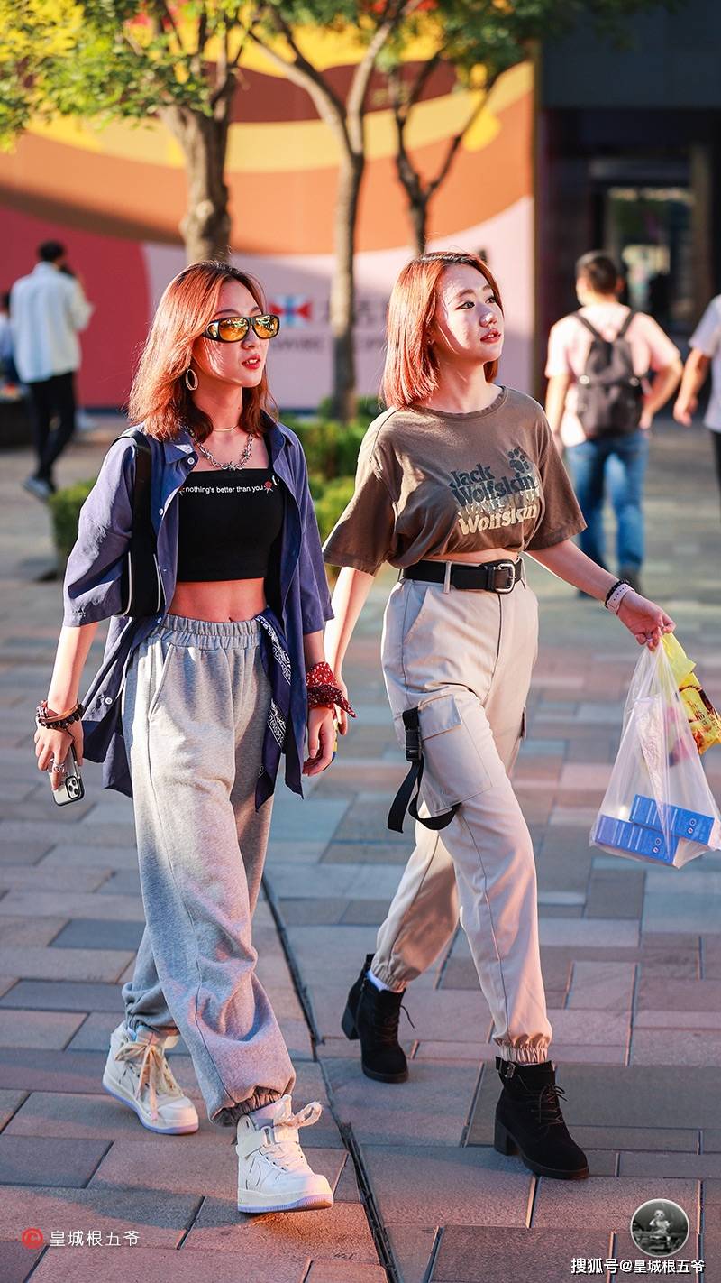 潮流|街拍：关于潮流的穿搭，其实并不是每个人天生就会搭配的