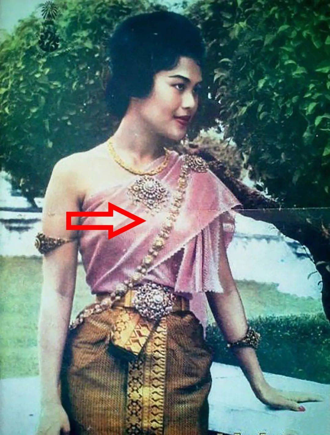 诗丽吉|诗丽吉对苏提达留一手，把“钻石肩链”借给公主戴，就不借儿媳妇