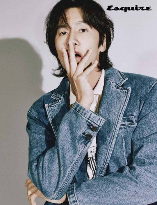 李光洙杂志写真秀优越大长腿!手挡半脸营造氛围