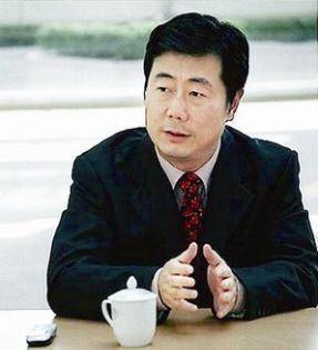 昔日央视名嘴方宏曾被女儿曝私生活混乱,如今现状怎么样了?