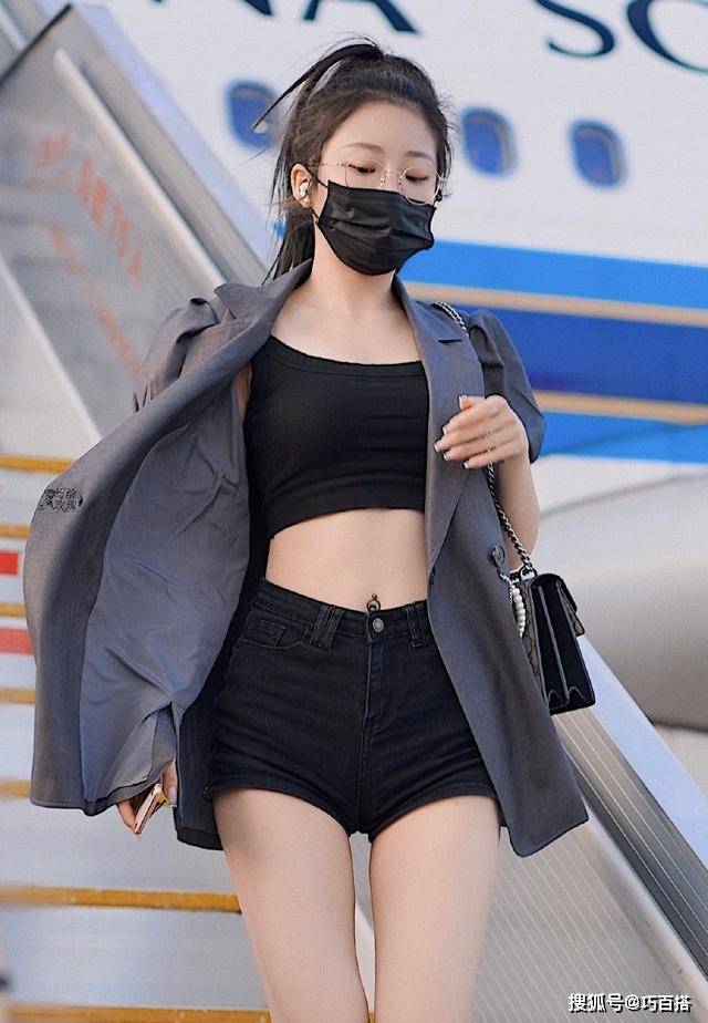 背心|我的天哪！喻言也太“攻”了吧，小背心+短裤+皮靴真是绝了