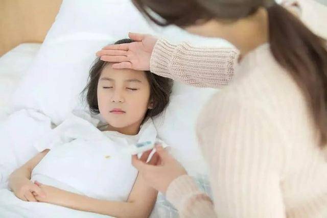 睡觉时|睡觉时不要选择这种方式,不舒服还易生病天气转凉注意给娃保暖