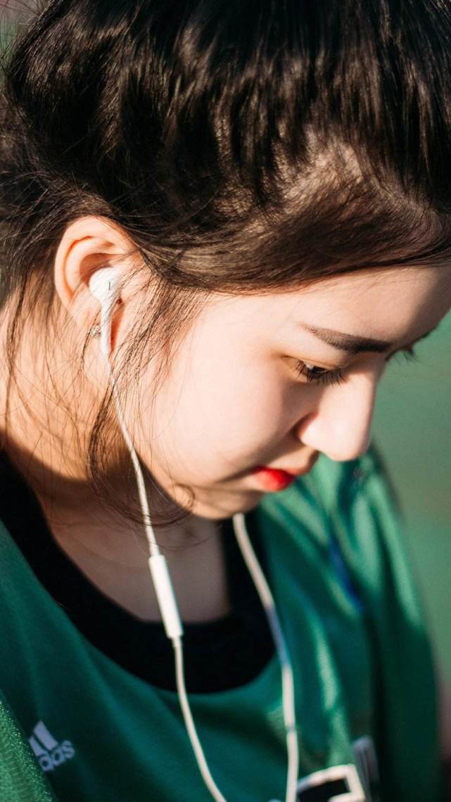 辣酱|原创赵露思秋天第一顿方便面，方便面蘸冰淇淋加辣酱，黑暗吃法受好评