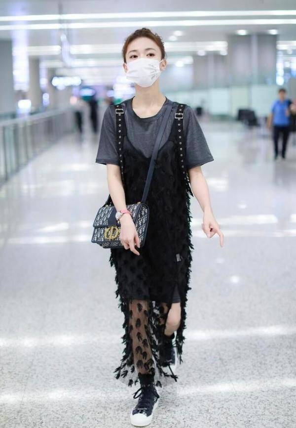 女生|吴谨言真的太瘦了，穿紧身裤还腿缝还这么大，瘦的美感都没了