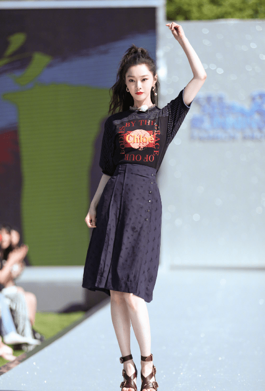 服装|“气质男”都喜欢的风格？看宋轶如何诠释，原来都爱小吊带