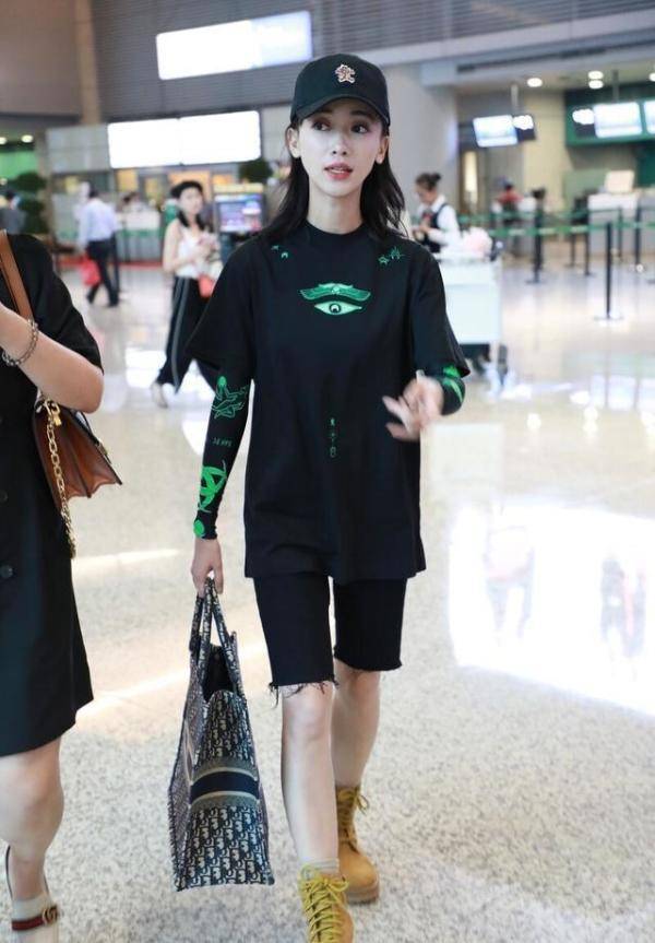 女生|吴谨言真的太瘦了，穿紧身裤还腿缝还这么大，瘦的美感都没了