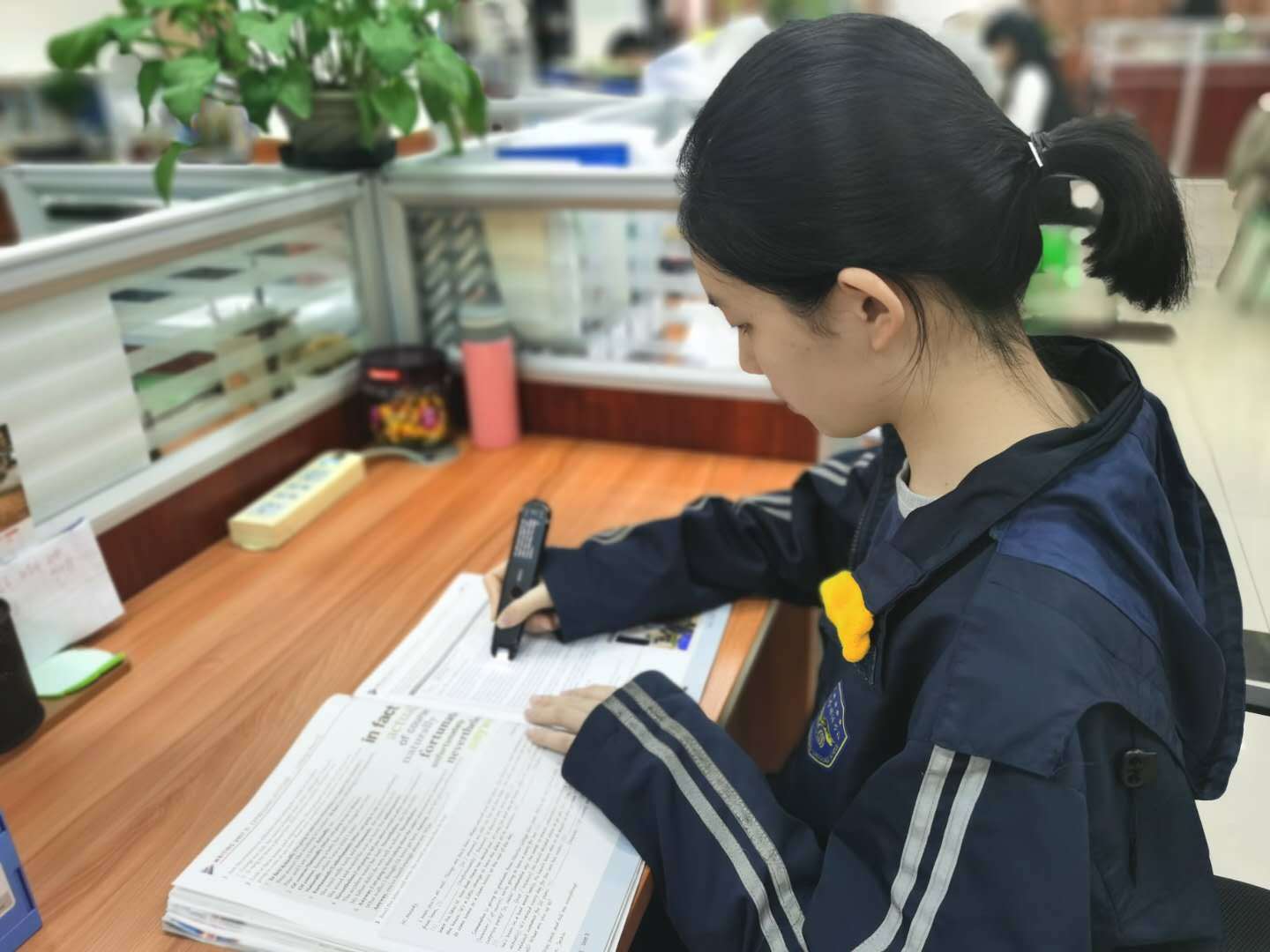 全国|助力中小学信息化建设 有道词典笔走入重庆两所重点学校