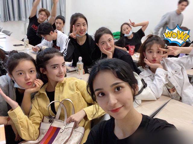 张子枫|原创张子枫晒同学合影,新生班美女如云,与孙俪妹妹、夏梦成同窗