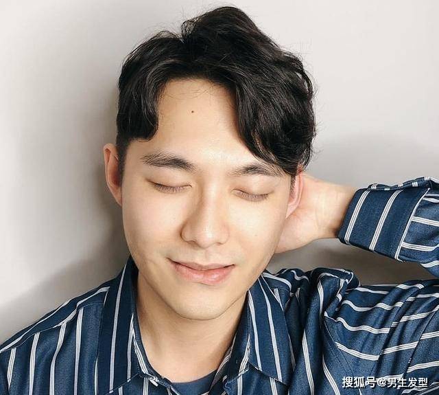 刘海|男生“八字刘海”时尚帅气，剪完修饰额型韩范十足，很值得尝试