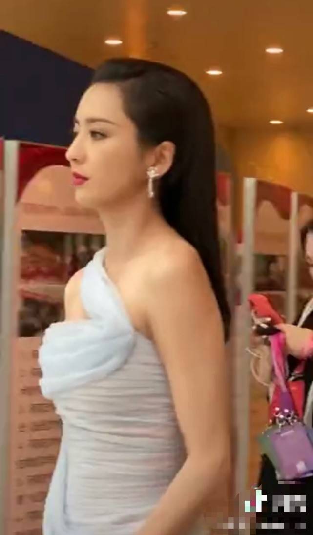 易烊|百花奖闭幕：周冬雨易烊千玺避嫌，佟丽娅发福，杨紫罕见性感