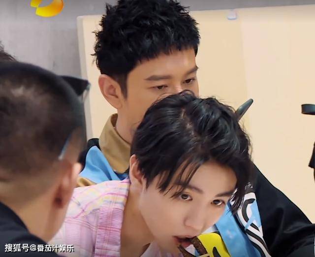 王俊凯喝白酒喊辣,减肥后的腿比赵丽颖还细