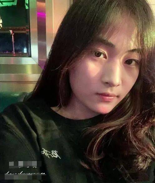 原创景岗山16岁女儿真成熟一身黑衣搭披肩发颜值不输女明星