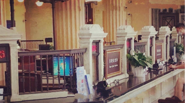 墓碑|银行办事窗口被指像墓碑：为何最终会沦为“有没有文化”的争论？