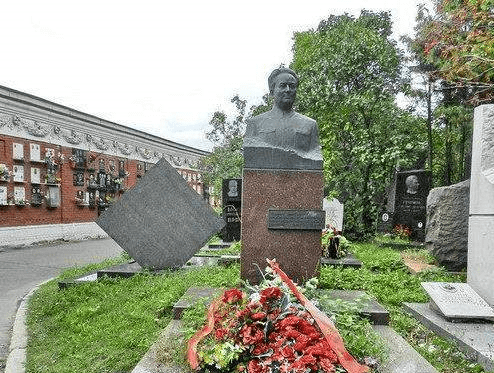 莫斯科王明墓与加拿大张国焘墓墓地差异明显但墓碑都面向祖国