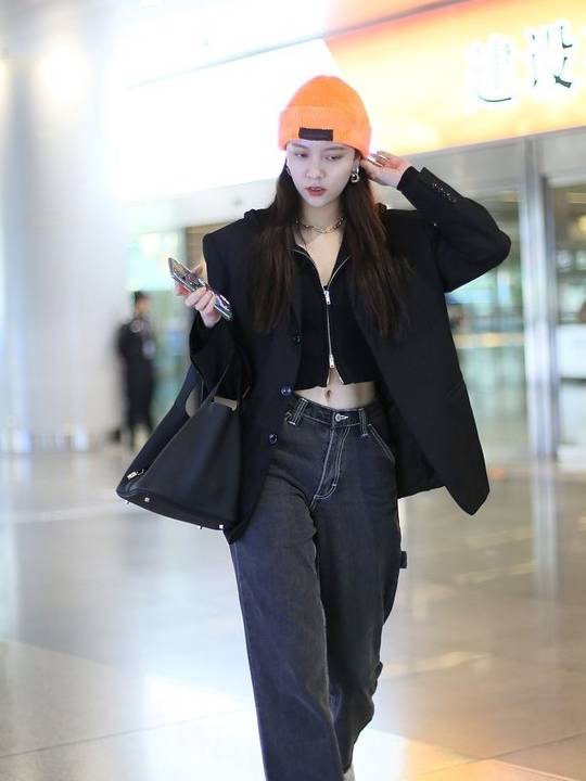 女友|宝藏女孩！张一山绯闻女友宋妍霏穿露脐装秀蛮腰，戴小黄帽很吸睛