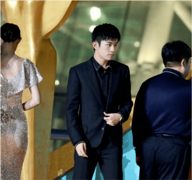 易烊|百花奖闭幕：周冬雨易烊千玺避嫌，佟丽娅发福，杨紫罕见性感