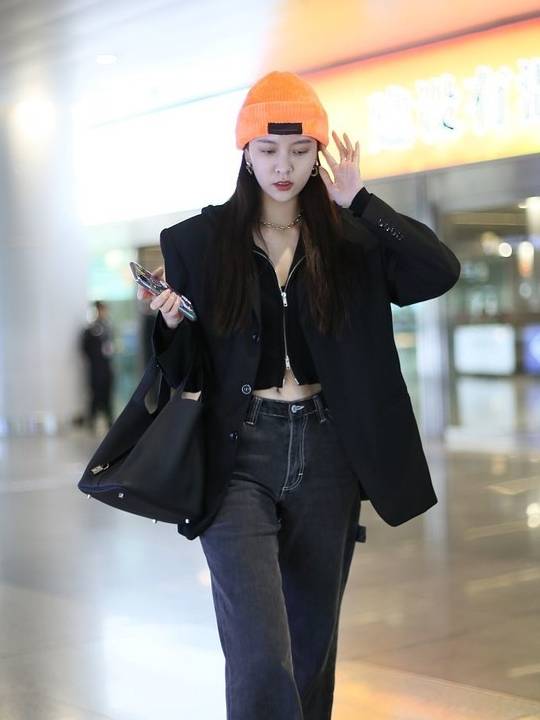 女友|宝藏女孩！张一山绯闻女友宋妍霏穿露脐装秀蛮腰，戴小黄帽很吸睛