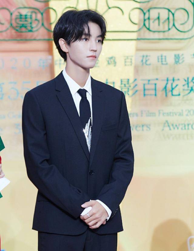 刘昊然站C位,王俊凯易烊千玺站两边,这个合影阵容太强了