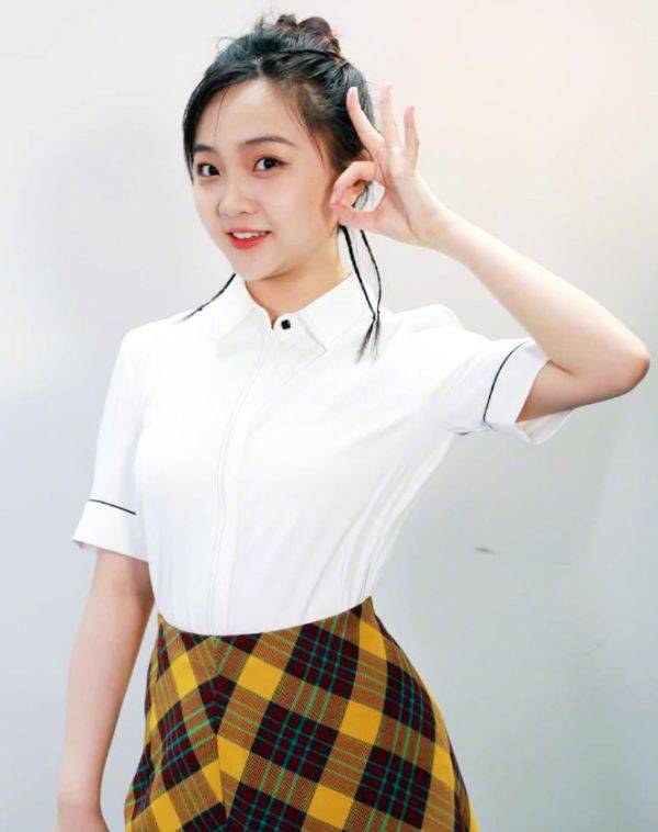 旗袍|林妙可旗袍造型公开，赘肉明显好显老，才21岁看起来像少妇