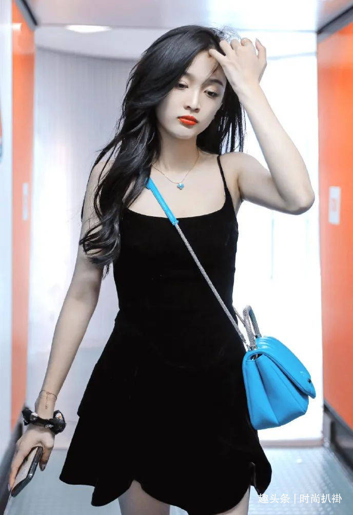 版型|吴宣仪私服也太会秀身材了！穿一袭丝绒吊带裙，肤白貌美仙女一个