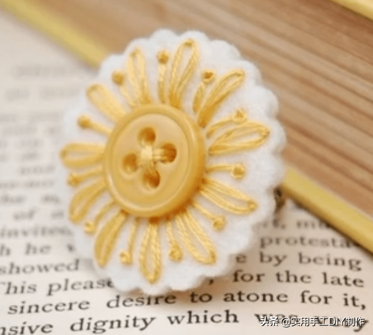 刺绣|「刺绣作品」100个迷人时尚的刺绣纽扣，装饰衣物美美的