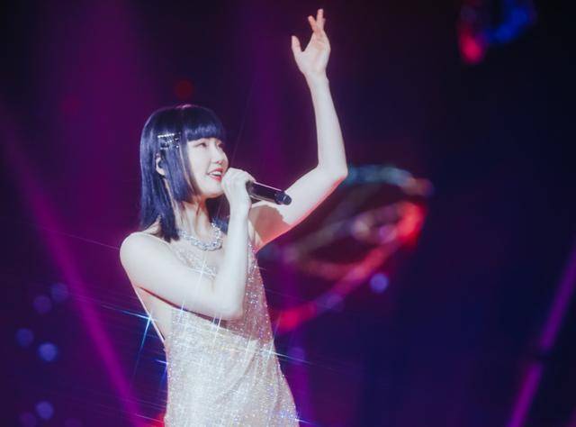 官方|原创黄龄摔落舞台坚持唱完彰显女排精神,官方通报解释却不得网友认可