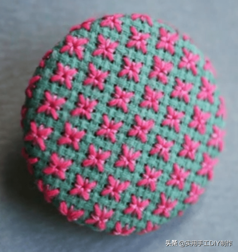 刺绣|「刺绣作品」100个迷人时尚的刺绣纽扣，装饰衣物美美的