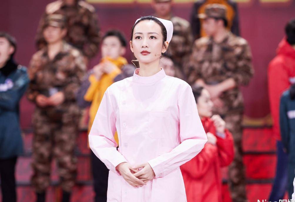 王鸥首次穿护士服登台表演,38岁一身粉真精神,这打扮娱乐圈少见