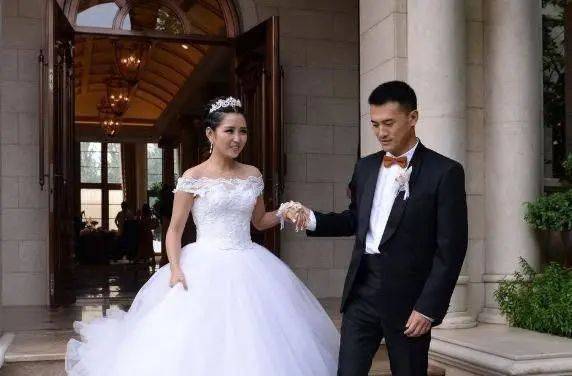 42岁何洁现机场，穿男友风牛仔显憔悴，一人养三