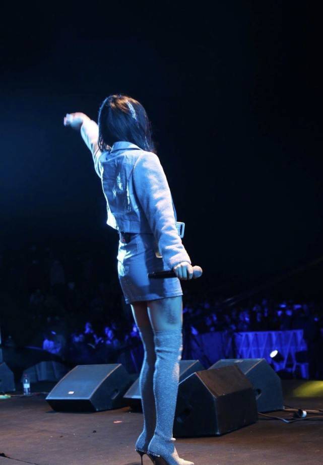 观众|原创因摔下舞台而受伤，哭着向观众道歉，她还坚持唱完了歌