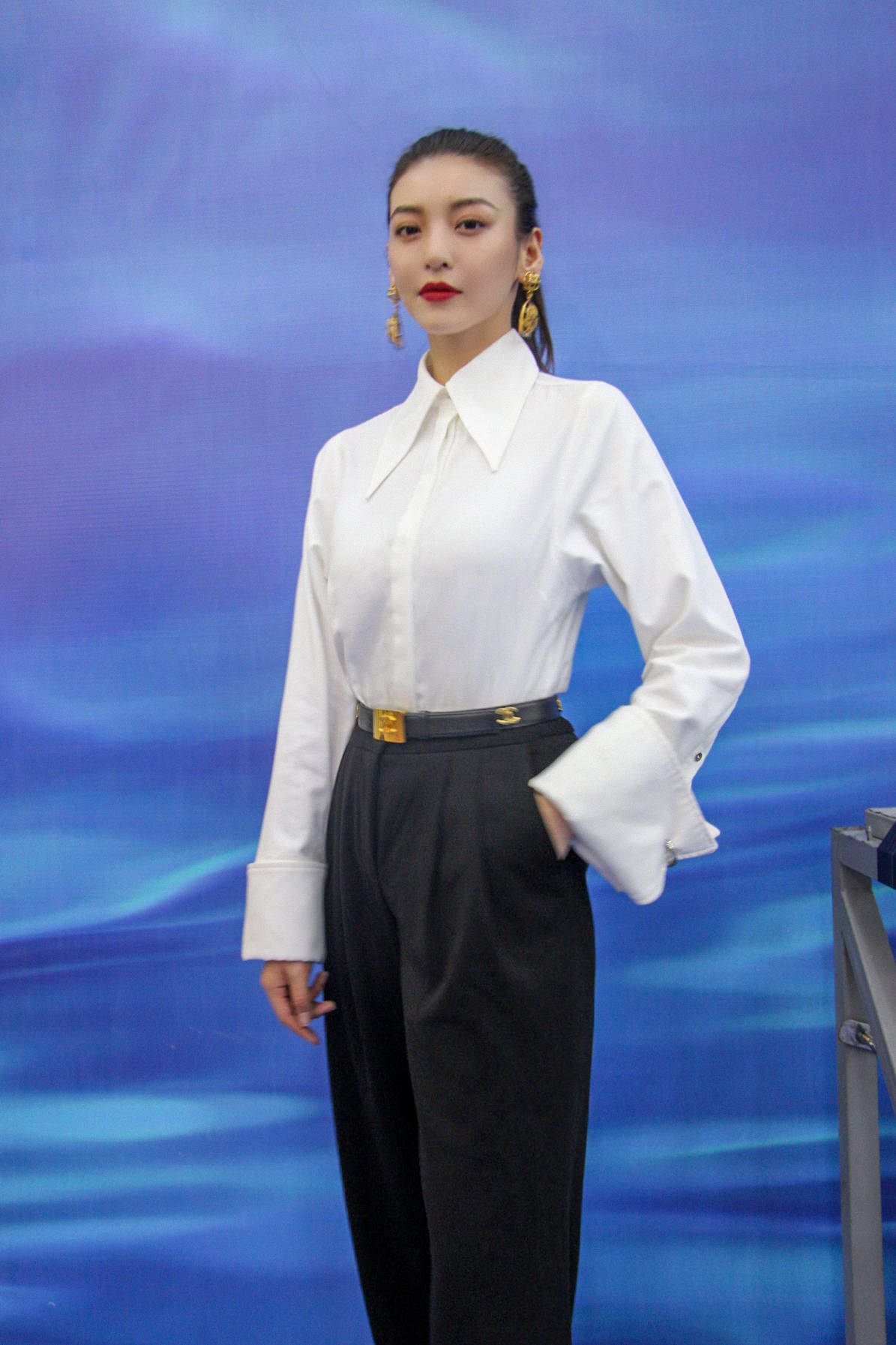尤靖茹亮相大众电影百花奖闭幕式清丽明艳女王范儿十足