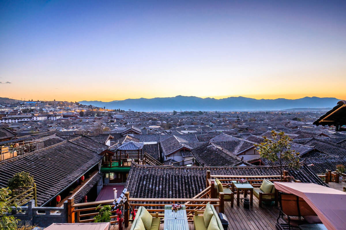 丽江古城 玉龙雪山是云南省丽江市境内的雪山群,是国内地理位置最靠