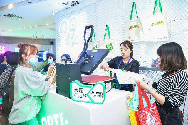 男友|99.9%诠释“傲滴先生”，爱尔康傲滴隐形眼镜护理液引爆潮流圈