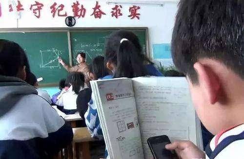 原创学生上课玩手机被退学,学校回应:经过协调收回对该学生的处分