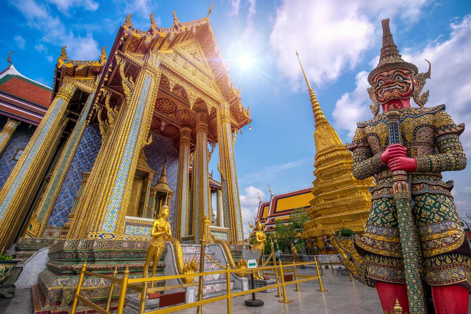 可能是泰国最著名的寺庙,佛寺被认为是神圣的,因为它是用一块玉雕刻