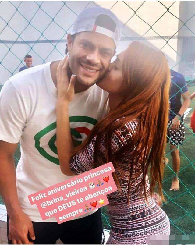 前妻|原创中超巨星结束分居！手的位置太豪放，前妻侄女变女友笑得合不拢嘴