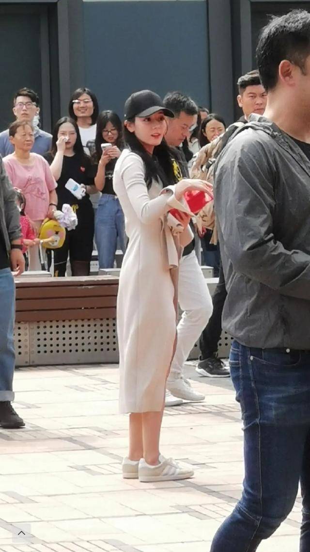 顾漫|杨洋和热巴超近照，热巴瘦了好多脸好小，杨洋走到哪里都是焦点啊